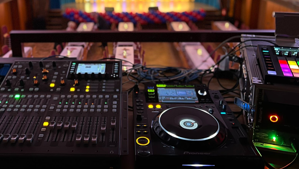 Symbolbild DJ-Pult Tontechnik Lichttechnik